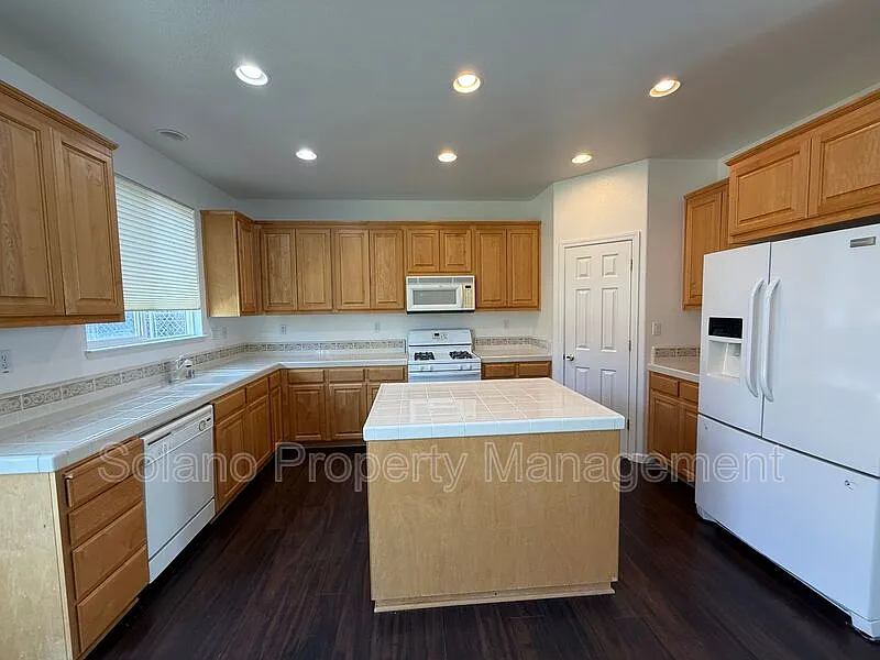 3 bed, 2.5 bath, 2242 sqft, $3,000 — Photo 2