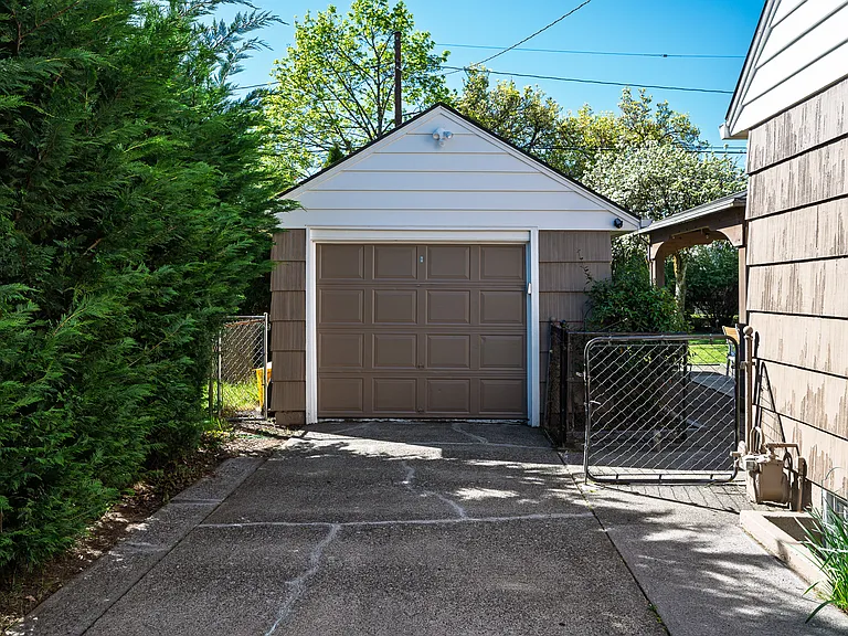8922 SE Market St — Photo 28