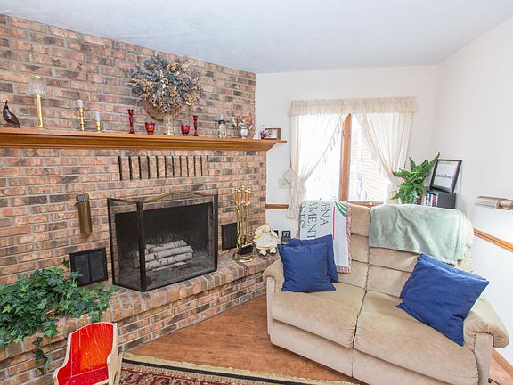 5th image of 153 Budlong St