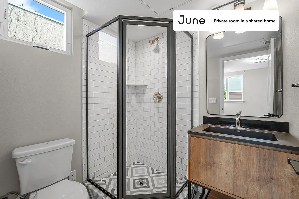 Queen bedroom in 5 bed/5 bath home in Boyle Heights #1829 E — Photo 4