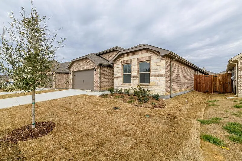 4 bed, 2.0 bath, 2022 sqft, $2,350 — Photo 3