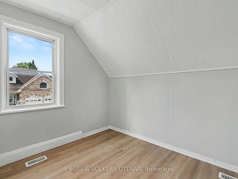 728 Laval St — Photo 8