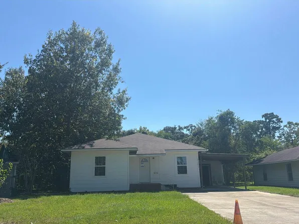 3015 S Willowood Ln, Beaumont, TX 77703