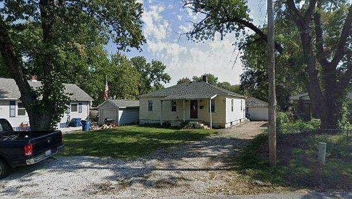 1st image of 802 Vivian St