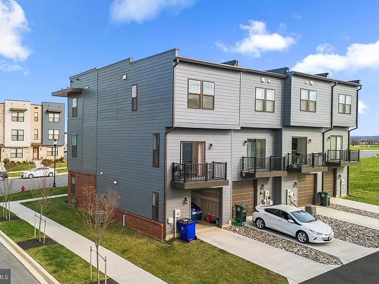 818 Bond St — Photo 25