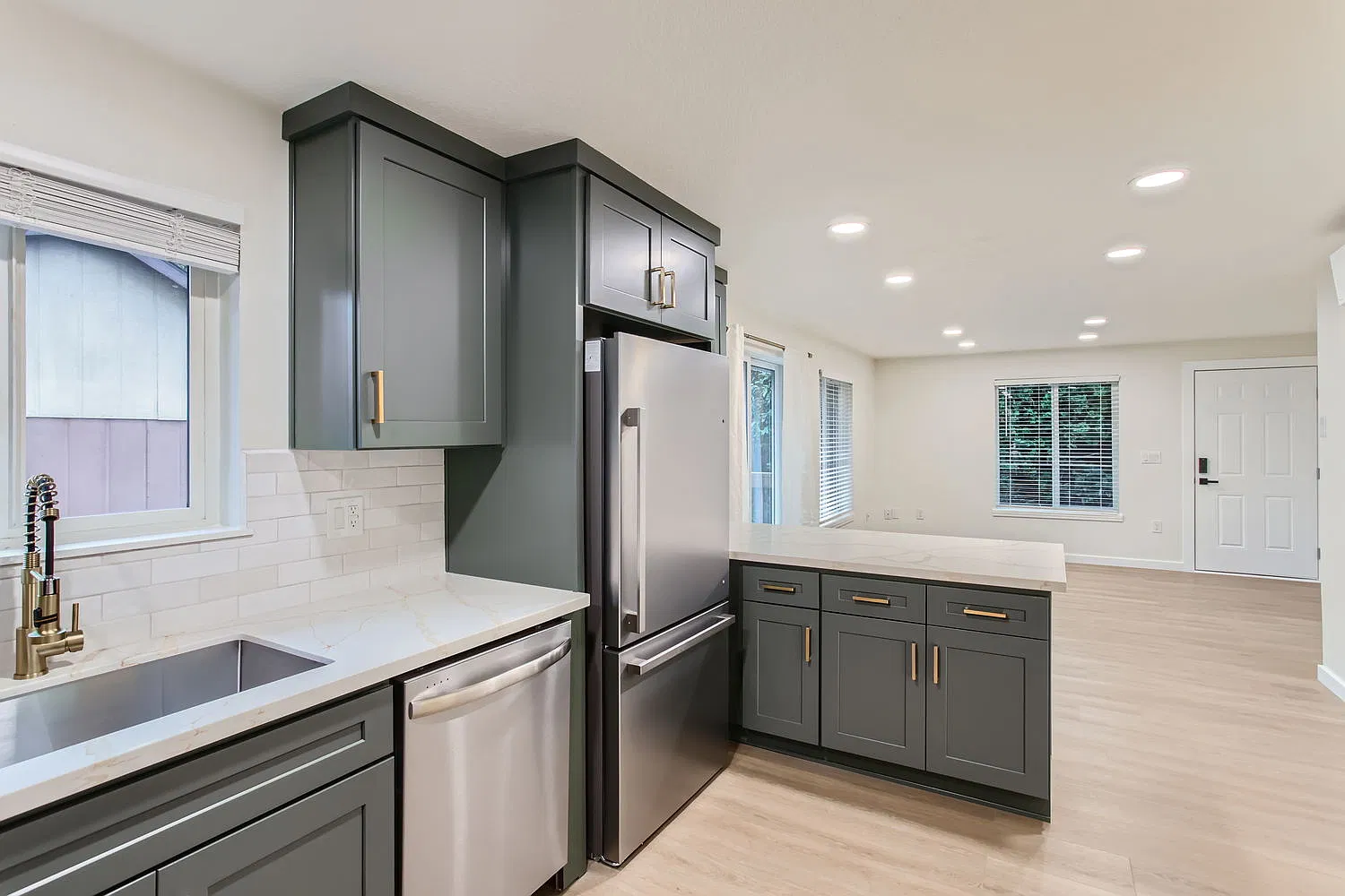 3 bed, 950 sqft, $2,195 — Photo 1