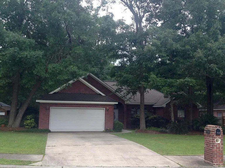 714 Hidden Oaks Dr — Photo 2
