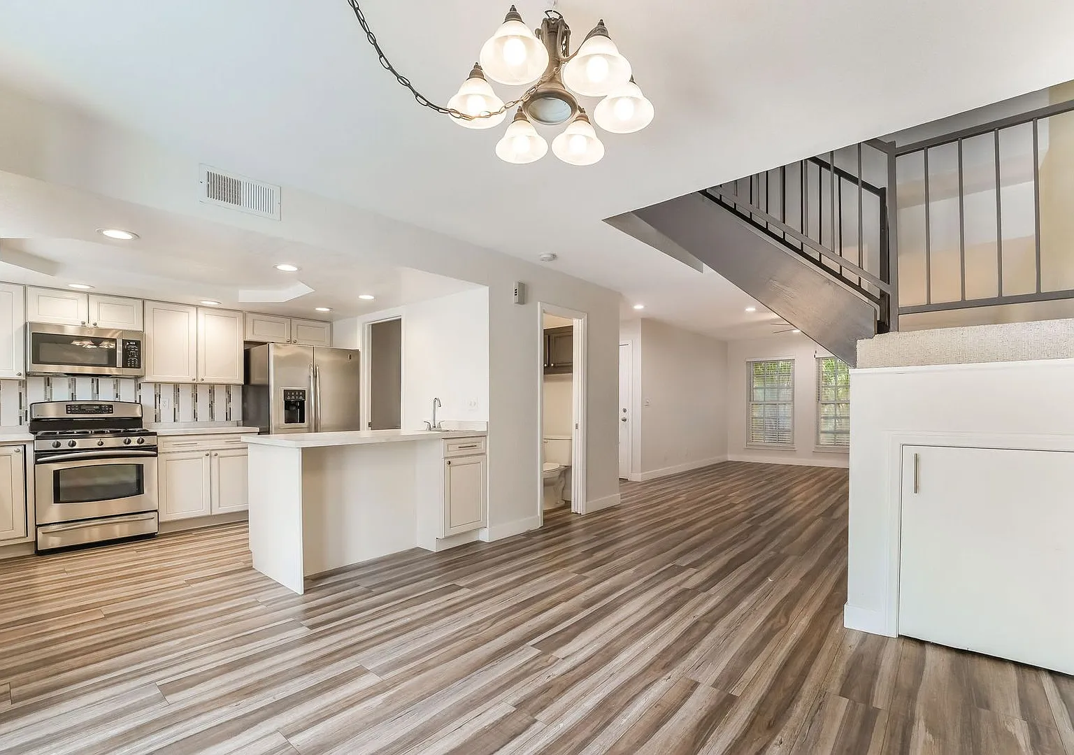 2 Bedroom, 2.5 Bath Near Flamingo & Torrey Pines — Photo 4