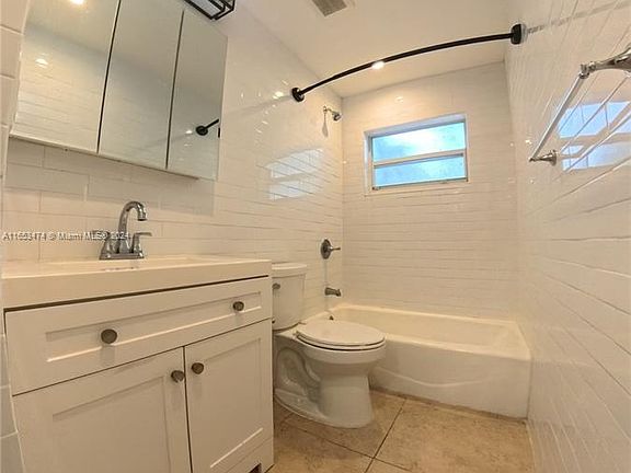 4th image of 1776 Michigan Ave #Penthouse 1