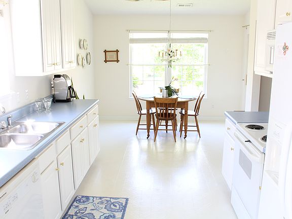 5th image of 614 Hazeltine Ct #B
