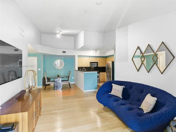 6861 SW 44th St APT 304, Miami, FL 33155