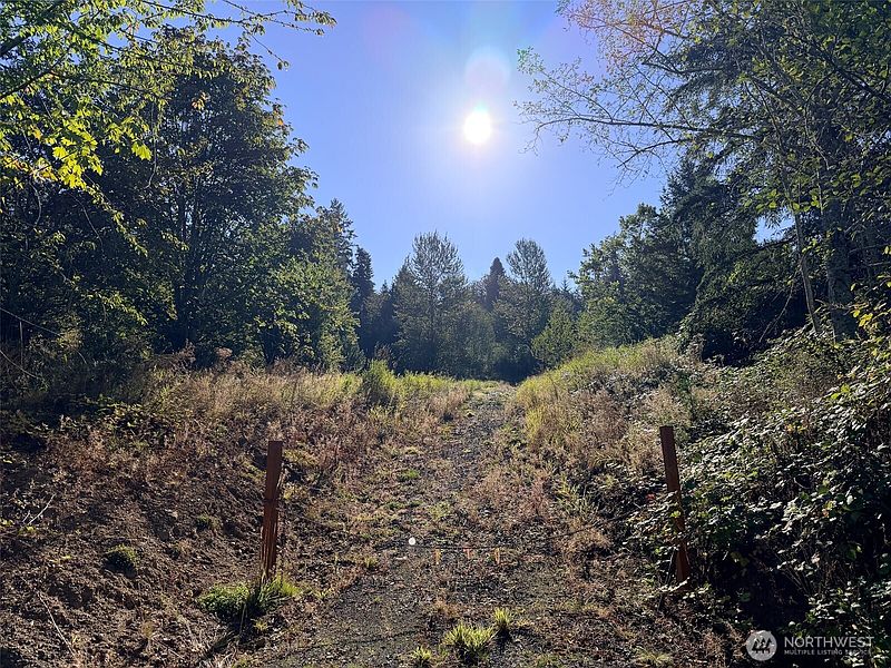 4th image of 72 X Leland Valley Road W