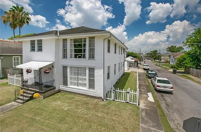 3326 Robert St