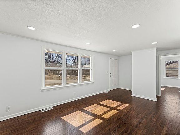 4th image of 7718 Longwood Ave