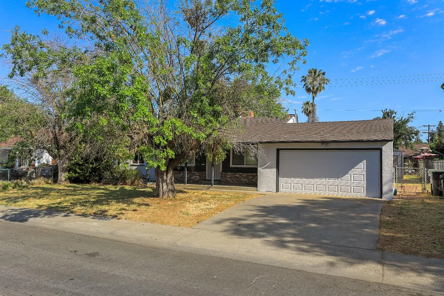 2071 Del Rio Dr photo 1