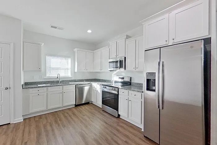 4 bed, 2.5 bath, 1923 sqft, $2,195 — Photo 2