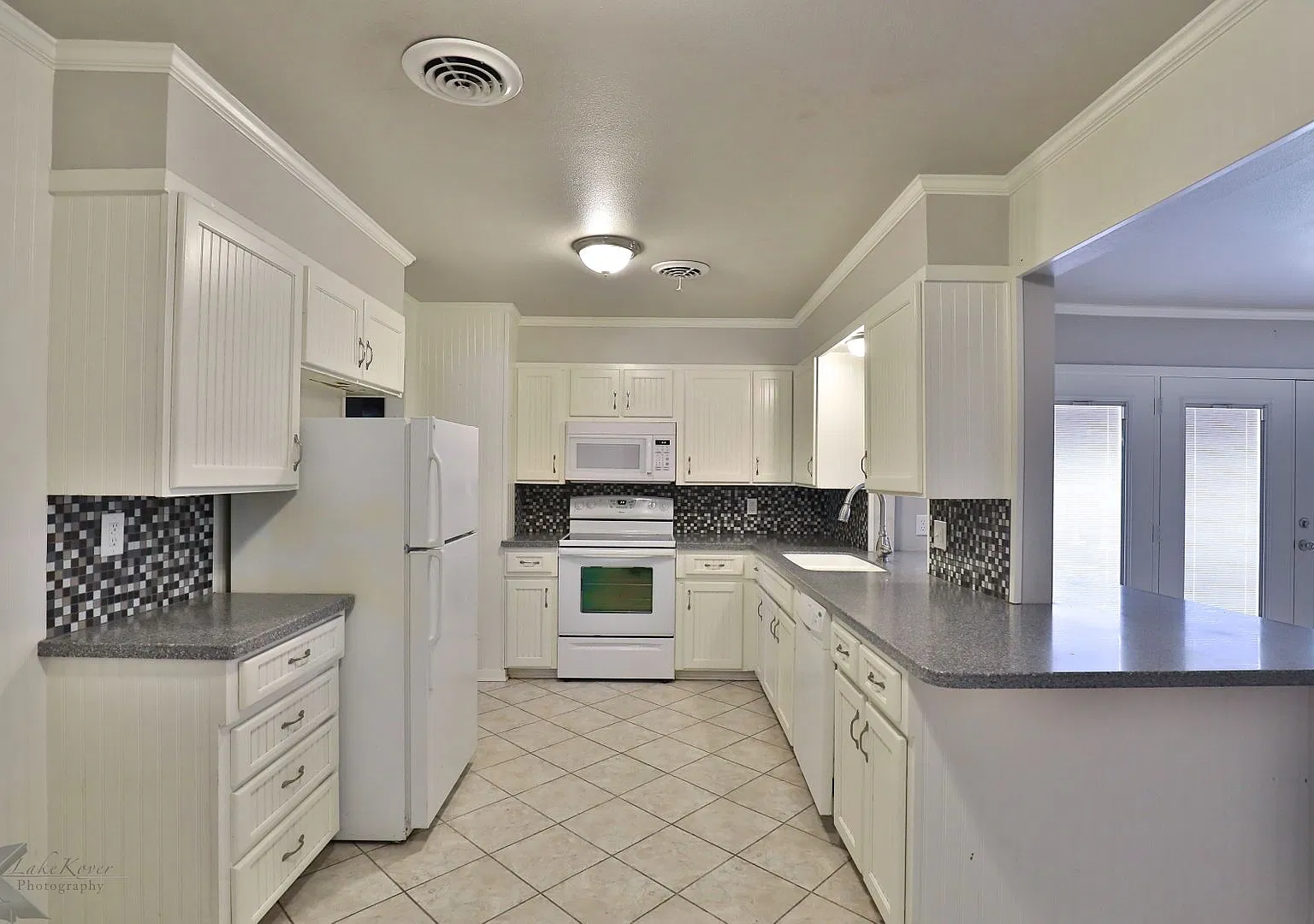 3 Bed, 2 Bath, 2 Living, 1 Car Garage; Close To Hsu! — Photo 2