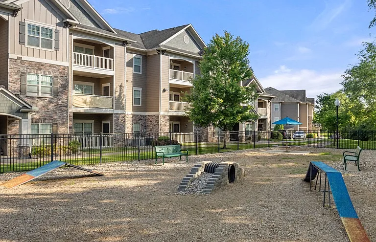 Claiborne Crossing Apartments — Photo 21