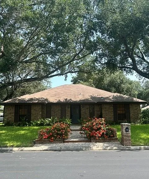 101 E Wisteria Ave — Photo 1