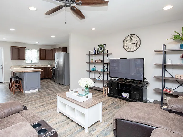 457 Reeves Dr — Photo 7