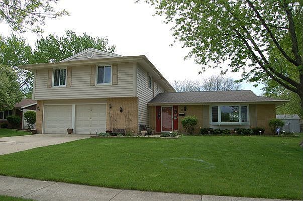 Welcom Home to 705 Kemah Lane Schaumburg, Illinois