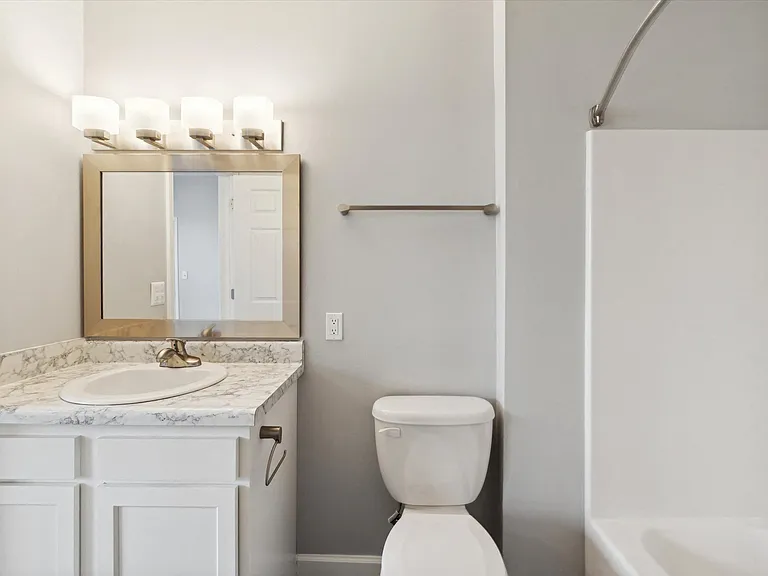 Richmond (Renovated) - 2 Bed / 2 Bath - 1,058 Sq.Ft.