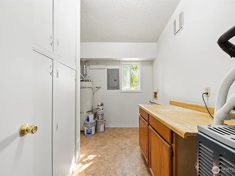 1695 Ruth St — Photo 9