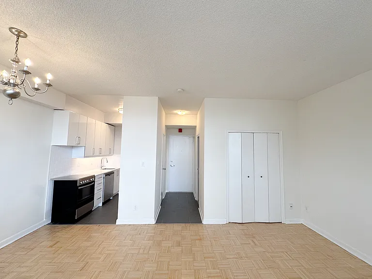 199 Roehampton Ave — Photo 18