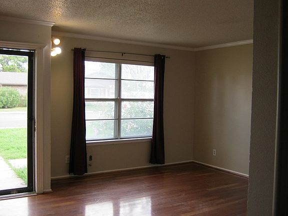 2nd image of 1127 E 51st St