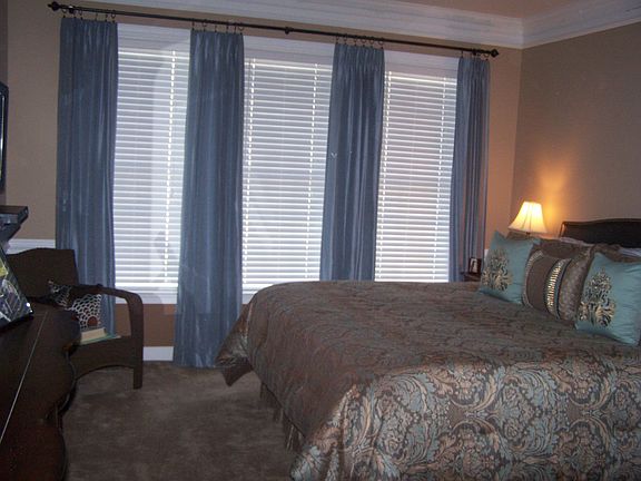 Large master bdrm w/ceiling fan and large walk in closet