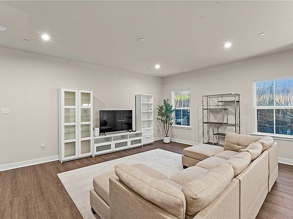 5th image of 805 Greenwood Dr