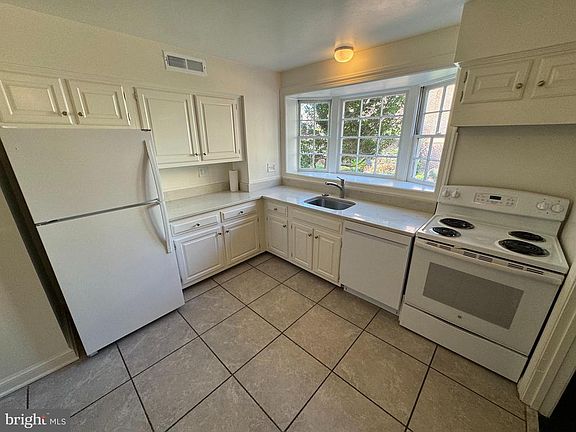 4th image of 322 N Royal St