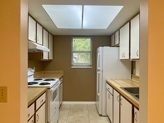 5th image of 544 SW 35th St APT 7