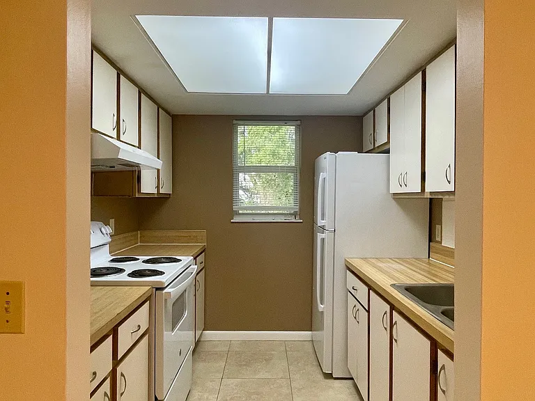 544 SW 35th St #7 — Photo 5