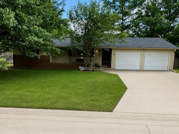 15 Sunset Dr, Hesston, KS 67062