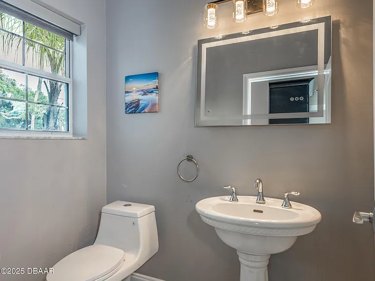 3548 N John Anderson Dr — Photo 25