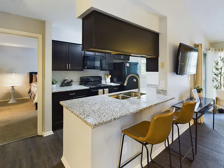 Lakeshore Apartments — Photo 8