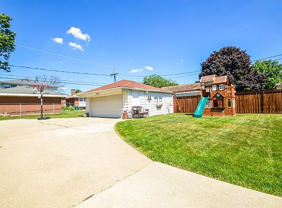 3rd image of 1640 Stratford Ave