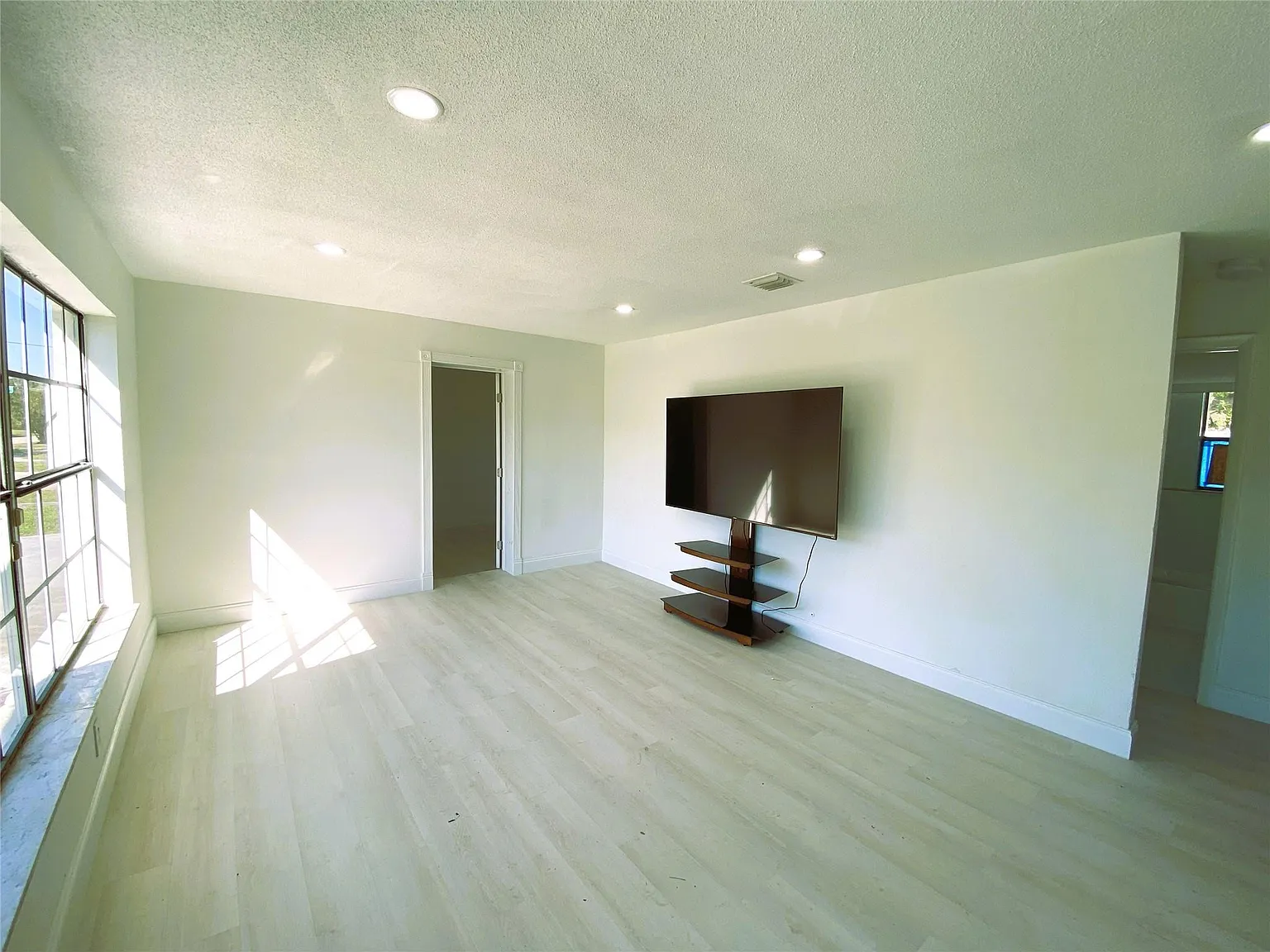 2 bed, 1.0 bath, 800 sqft, $2,150 — Photo 4