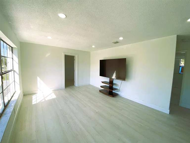 320 NW 4th Ave #1 — Photo 4