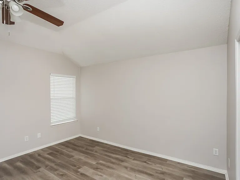 1203 Hampton Dr — Photo 10