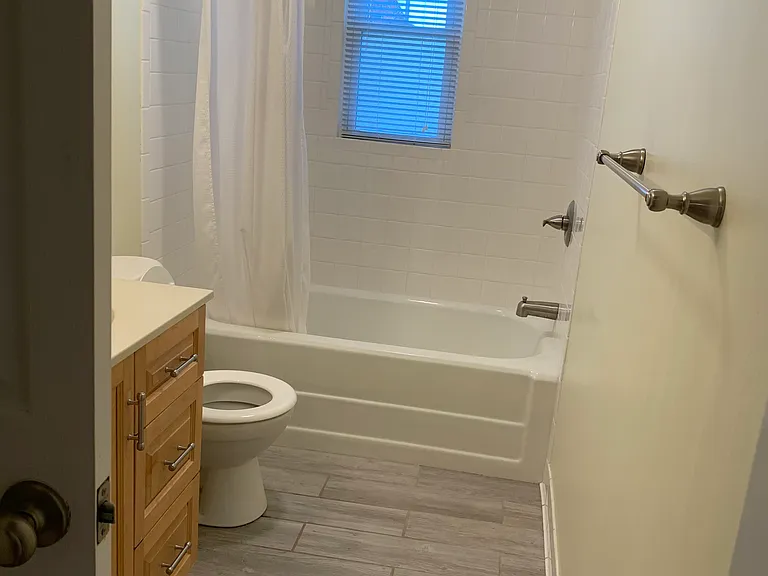 Downstairs full bath with linen closet