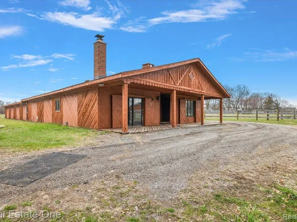 1109 Castlewood Dr, White Lake, MI 48386