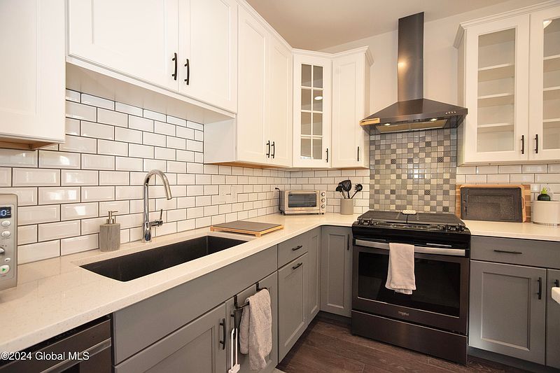 5th image of 35 Essex Street