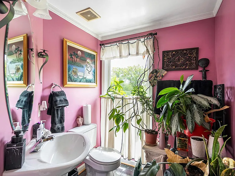 274 Robert St — Photo 12