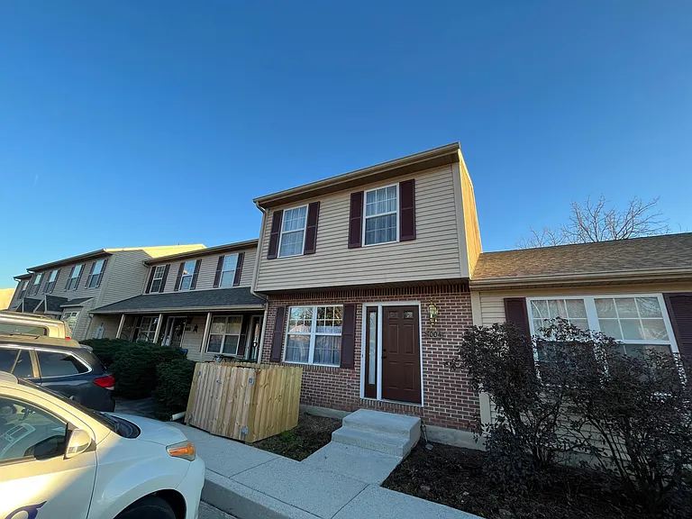 1004 Rebecca St — Photo 1