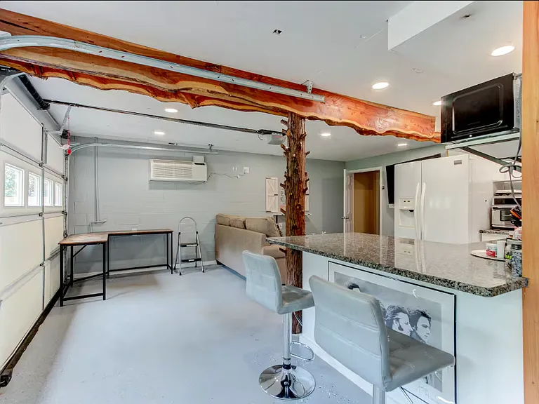 110 Hampton Way — Photo 1