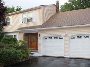 4 Burlington Ct, Edison, NJ 08820