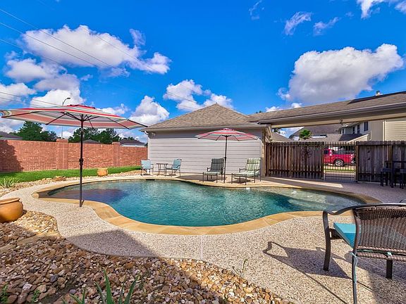 Here's a peek at the beautiful pool with fountains in the tanning ledge.