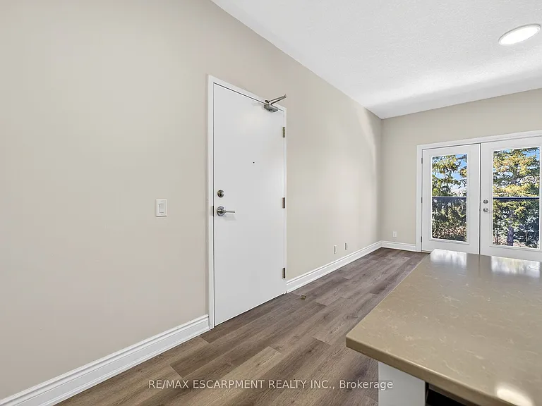 261 King St E #302 — Photo 32